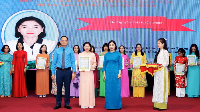 Lãnh đạo Công đoàn ngành y tế Hà Nội trao danh hiệu "Công nhân, Điều dưỡng, Kỹ thuật viên, Hộ sinh giỏi" ngành y tế Thủ đô năm 2024.