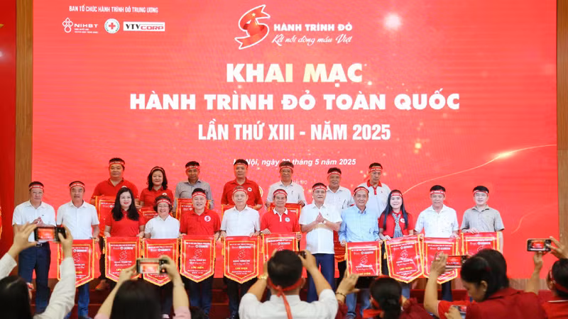 Ban Tổ chức trao cờ lưu niệm cho các đơn vị tham gia Hành trình Đỏ toàn quốc lần thứ XIII-năm 2025.