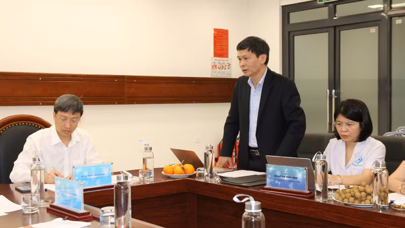 Phó Giám đốc Sở Y tế Hà Nội Vũ Cao Cương báo cáo tình hình dịch bệnh sởi trên địa bàn thành phố. Phó Giám đốc Sở Y tế Hà Nội Vũ Cao Cương báo cáo tình hình dịch bệnh sởi trên địa bàn thành phố.