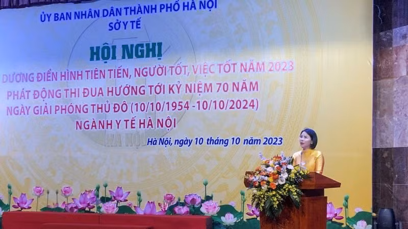 Giám đốc Sở Y tế Hà Nội - bà Trần Thị Nhị Hà phát biểu ý kiến tại hội nghị.