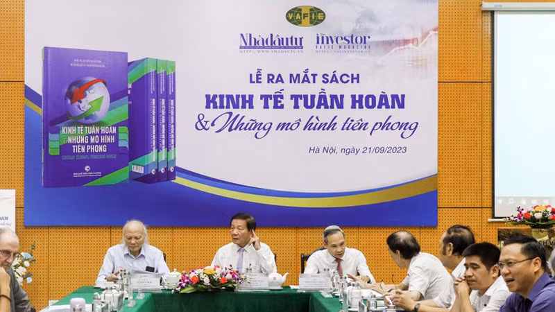 Các đại biểu tham dự lễ ra mắt cuốn sách 