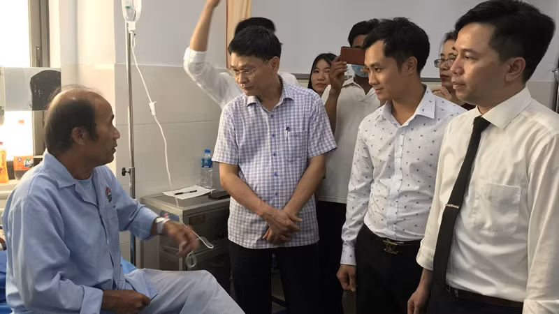 Lãnh đạo Sở Y tế, lãnh đạo Bệnh viện đa khoa Xanh Pôn thăm hỏi người bệnh đang điều trị tại đơn nguyên cấp cứu, Bệnh viện đa khoa huyện Ba Vì Lãnh đạo Sở Y tế, lãnh đạo Bệnh viện đa khoa Xanh Pôn thăm hỏi người bệnh đang điều trị tại đơn nguyên cấp cứu, Bệnh viện đa khoa huyện Ba Vì