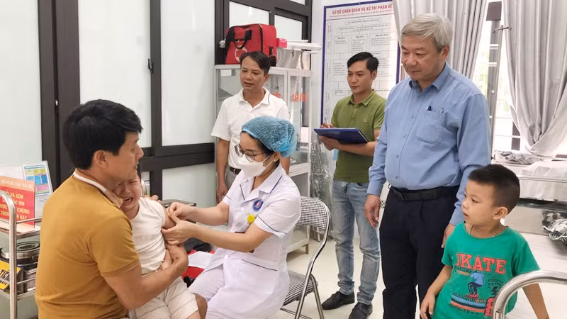 Lãnh đạo Trung tâm Y tế huyện Ứng Hòa (thành phố Hà Nội) kiểm tra công tác tiêm chủng vaccine phòng bệnh sởi cho trẻ trên địa bàn. Lãnh đạo Trung tâm Y tế huyện Ứng Hòa (thành phố Hà Nội) kiểm tra công tác tiêm chủng vaccine phòng bệnh sởi cho trẻ trên địa bàn.