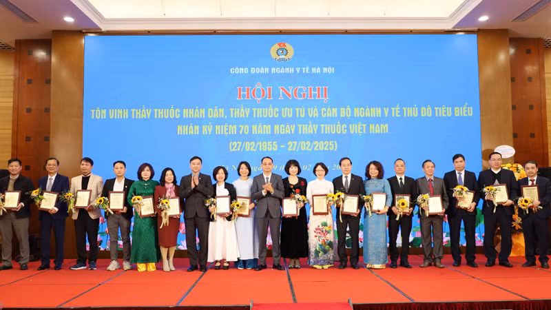 Chủ tịch Công đoàn ngành Y tế Hà Nội trao bằng tôn vinh cho các cán bộ tiêu biểu ngành Y tế Thủ đô. Chủ tịch Công đoàn ngành Y tế Hà Nội trao bằng tôn vinh cho các cán bộ tiêu biểu ngành Y tế Thủ đô.