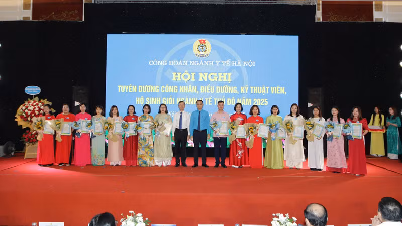Các công nhân, điều dưỡng, kỹ thuật viên, nữ hộ sinh được tuyên dương tại hội nghị.