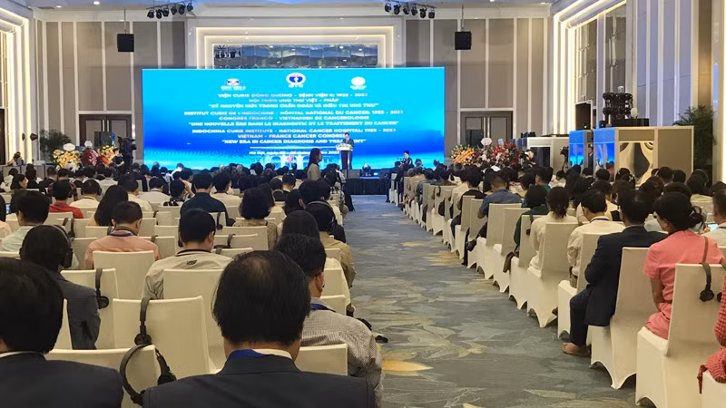 Các đại biểu trong và ngoài nước dự Hội thảo Ung thư Việt-Pháp, có chủ đề "Kỷ nguyên mới trong chẩn đoán và điều trị ung thư". Các đại biểu trong và ngoài nước dự Hội thảo Ung thư Việt-Pháp, có chủ đề "Kỷ nguyên mới trong chẩn đoán và điều trị ung thư".