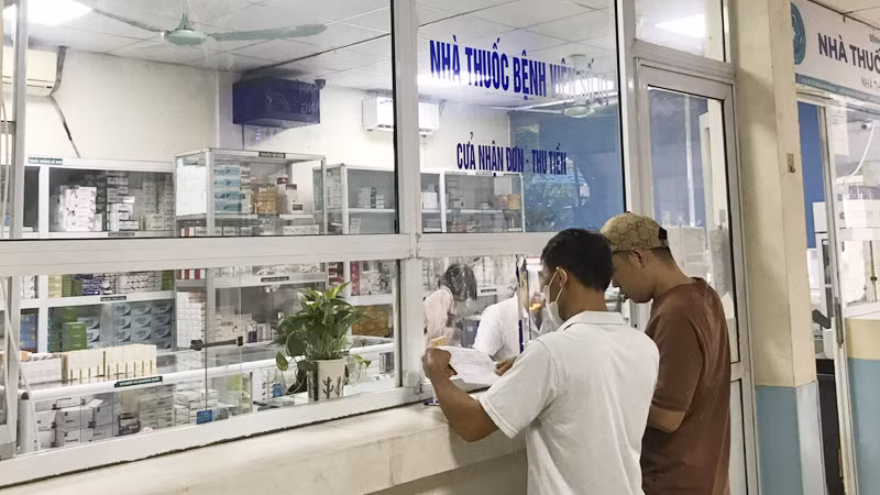 Quầy thuốc Bệnh viện đa khoa Hà Đông bảo đảm đủ nguồn thuốc phục vụ công tác điều trị cho người bệnh trong mùa mưa bão, lũ lụt trên địa bàn. Quầy thuốc Bệnh viện đa khoa Hà Đông bảo đảm đủ nguồn thuốc phục vụ công tác điều trị cho người bệnh trong mùa mưa bão, lũ lụt trên địa bàn.