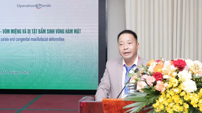 Giám đốc Bệnh viện Hữu Nghị Việt Nam-Cuba Cao Đức Chinh phát biểu tại hội thảo.