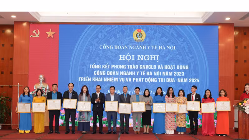 Các đơn vị, cá nhân nhận Bằng khen của Tổng Liên đoàn Lao động Việt Nam, Liên đoàn Lao động thành phố Hà Nội và Công đoàn Y tế Việt Nam.