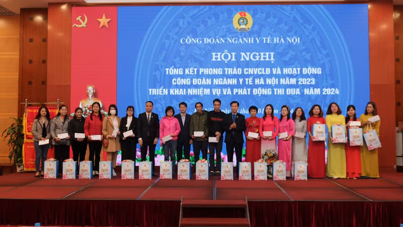 Công đoàn ngành Y tế Hà Nội trao các suất quà cho người lao động có hoàn cảnh khó khăn. Công đoàn ngành Y tế Hà Nội trao các suất quà cho người lao động có hoàn cảnh khó khăn.