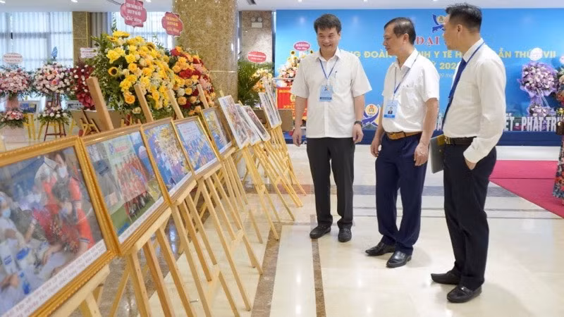 Các đại biểu tham quan triển lãm ảnh Công đoàn ngành y tế Hà Nội được trưng bày tại Đại hội.