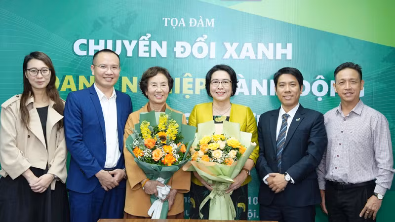 Các đại biểu chụp ảnh lưu niệm tại tọa đàm. Các đại biểu chụp ảnh lưu niệm tại tọa đàm.