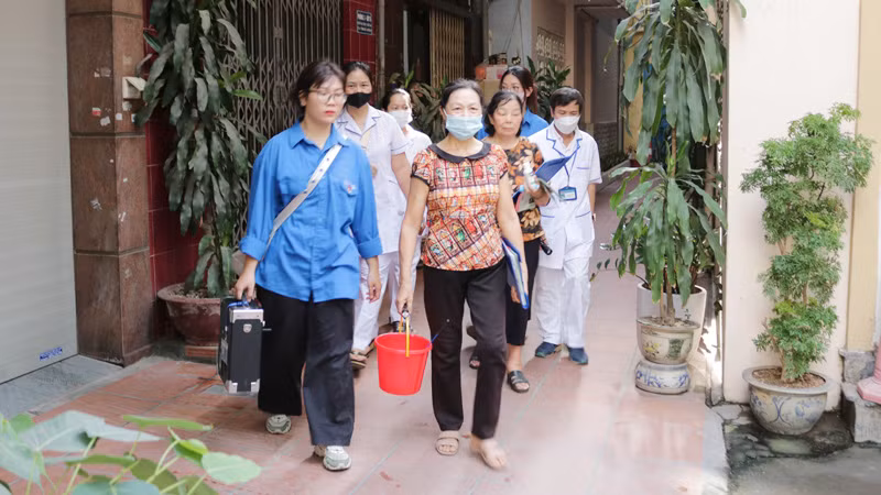 Cán bộ y tế kiểm tra, giám sát các bệnh thường gặp trong bão, mưa, lũ lụt trên địa bàn Hà Nội.