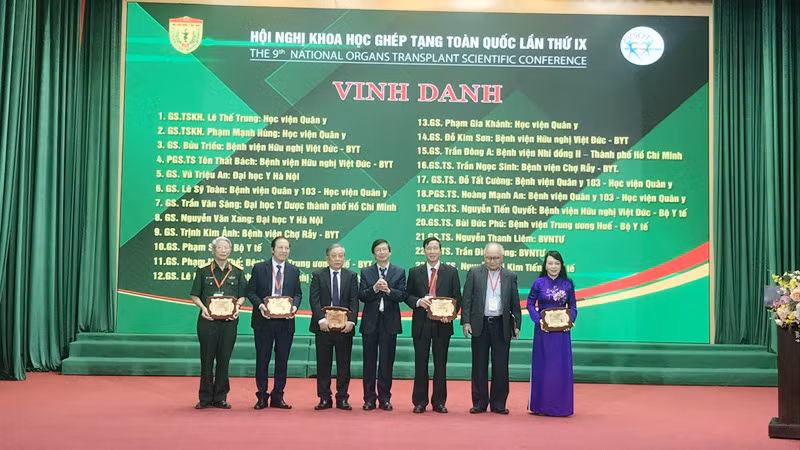Hội Ghép tạng Việt Nam Vinh danh các cá nhân đã có đóng góp xuất sắc cho sự nghiệp ghép tạng Việt Nam tại hội nghị