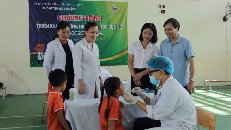 Kiểm tra răng miệng cho các em học sinh Trường Tiểu học Tân Lập B (huyện Đan Phượng, thành phố Hà Nội) Kiểm tra răng miệng cho các em học sinh Trường Tiểu học Tân Lập B (huyện Đan Phượng, thành phố Hà Nội)