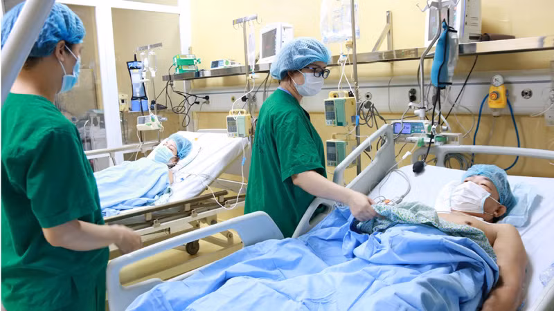 Các y, bác sĩ Bệnh viện đa khoa Xanh-Pôn chăm sóc sức khỏe hai bệnh nhân được ghép tạng từ người cho chết não tại bệnh viện.