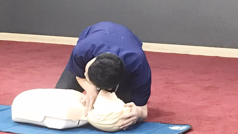 Các bác sĩ hướng dẫn kỹ thuật đánh giá ý thức bắt mạch bệnh nhân trong sơ cấp cứu.