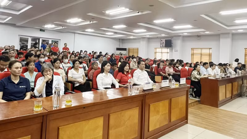 Các đại biểu tham dự chương trình. Các đại biểu tham dự chương trình.