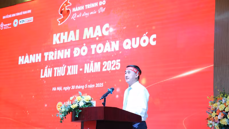 Thứ trưởng Bộ Y tế Trần Văn Thuấn phát biểu tại khai mạc Hành trình Đỏ toàn toàn quốc lần thứ XIII-năm 2025.