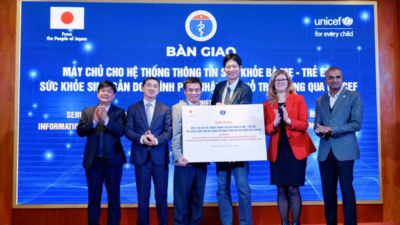 Đại diện Đại sứ quán Nhật Bản, UNICEF tại Việt Nam bàn giao Hệ thống thông tin lĩnh vực sức khỏe bà mẹ-trẻ em, sức khỏe sinh sản cho Bộ Y tế.
