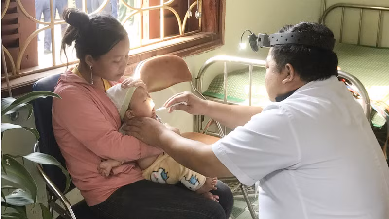 Cán bộ Trạm Y tế xã Mù Sang (huyện Phong Thổ, tỉnh Lai Châu) khám bệnh cho trẻ em trên địa bàn.