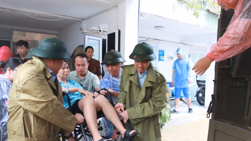 Các đơn vị y tế phối hợp chuyển bệnh nhân về từ Bệnh viện đa khoa Hòe Nhai cơ sở 2 về Bệnh viện đa khoa Xanh Pôn điều trị.