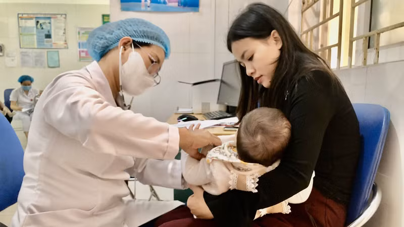 Khám sàng lọc trẻ tiêm vaccine sởi tại Trạm Y tế phường Yên Nghĩa (quận Hà Đông, thành phố Hà Nội).