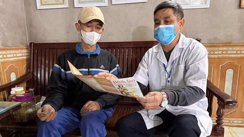 Cán bộ y tế tuyên truyền các biện pháp phòng, chống bệnh lao cho người dân trên địa bàn Hà Nội. (Ảnh: Văn Lập)