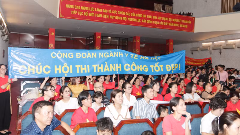 Các cổ động viên cổ vũ nhiệt tình cho các đội tham gia Hội thi.