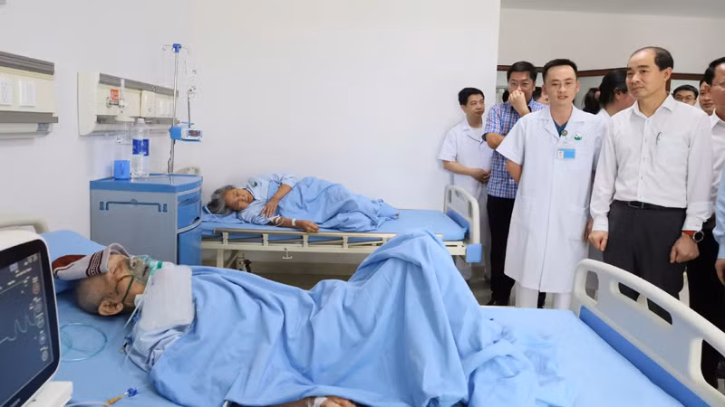 Lãnh đạo Sở Y tế Hà Nội và các địa biểu thăm hỏi người bệnh đang điều trị tại Đơn nguyên Nội Tim mạch-Lão học (Bệnh viện đa khoa Ba Vì).