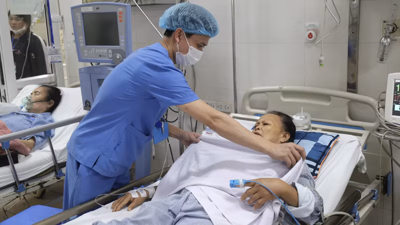 Cán bộ điều dưỡng Bệnh viện K chăm sóc người bệnh. Cán bộ điều dưỡng Bệnh viện K chăm sóc người bệnh.
