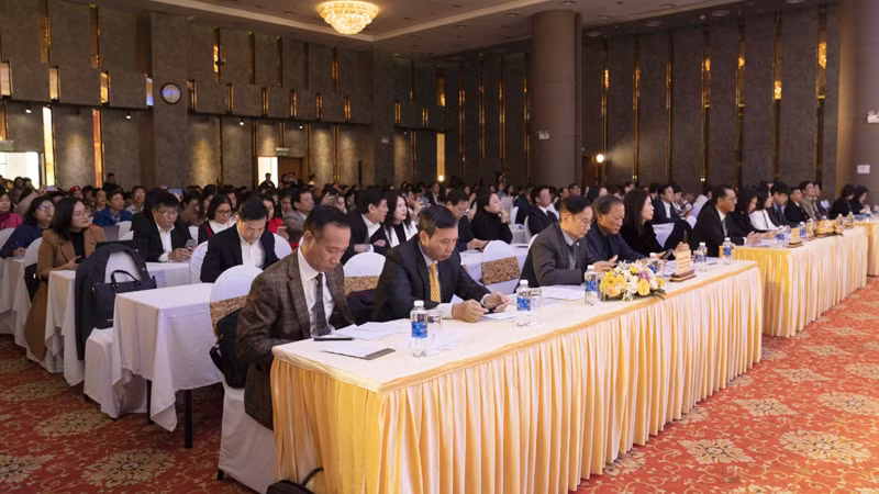 Các đại biểu dự lễ mít-tinh.