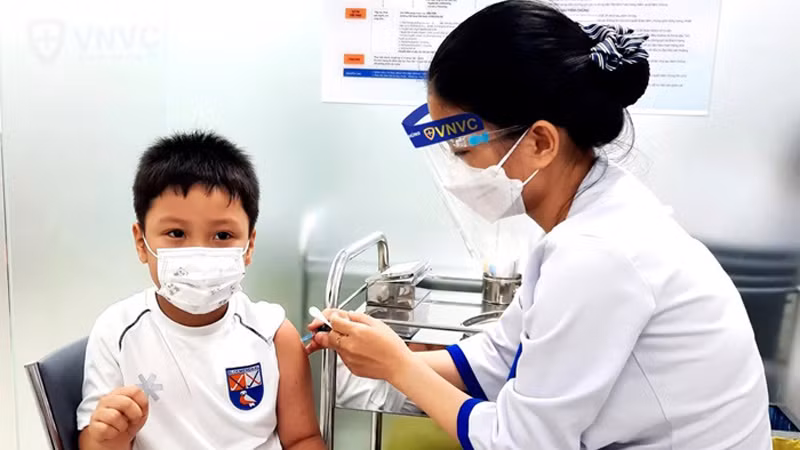 Tiêm chủng vaccine cho trẻ để phòng các bệnh truyền nhiễm.