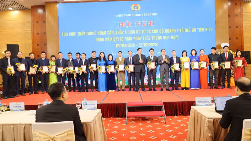 Lãnh đạo Sở Y tế Hà Nội trao bằng tôn vinh cho các cán bộ tiêu biểu ngành Y tế Thủ đô. Lãnh đạo Sở Y tế Hà Nội trao bằng tôn vinh cho các cán bộ tiêu biểu ngành Y tế Thủ đô.
