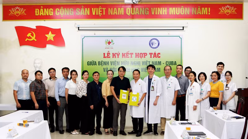 Các đại biểu hai đơn vị chụp ảnh lưu niệm tại lễ ký kết hợp tác.