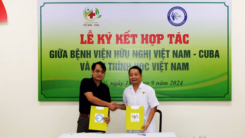 Lãnh đạo hai đơn vị trao văn bản hợp tác giữa hai đơn vị. Lãnh đạo hai đơn vị trao văn bản hợp tác giữa hai đơn vị.