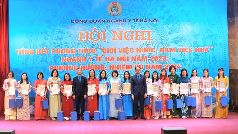 Lãnh đạo Công đoàn ngành y tế Hà Nội trao thưởng cho các cá nhân.