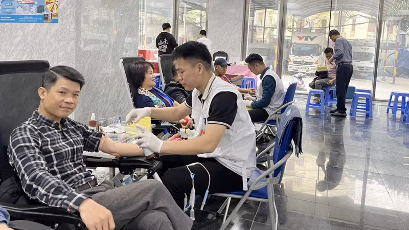 Cán bộ, viên chức, phóng viên, người lao động tại Đài Truyền hình Việt Nam tham gia hiến máu tại Lễ kỷ niệm.