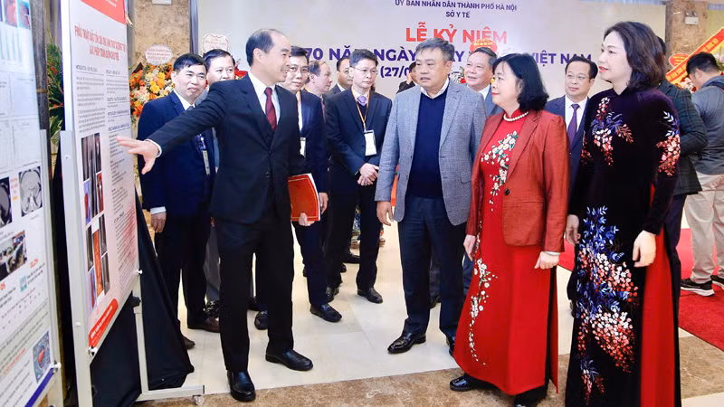 Lãnh đạo Thành ủy, UBND thành phố Hà Nội tham quan triển lãm thành tựu ngành y tế Thủ đô. Lãnh đạo Thành ủy, UBND thành phố Hà Nội tham quan triển lãm thành tựu ngành y tế Thủ đô.