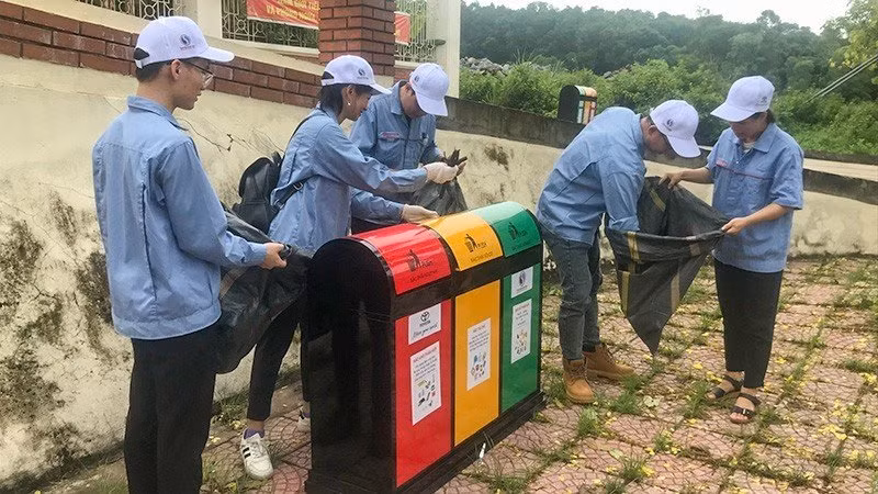 Thực hiện phân loại rác trên đường phố