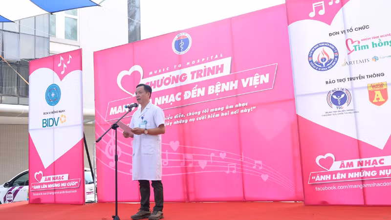 Phó Giám đốc Bệnh viện đa khoa Hà Đông, Bác sĩ Chuyên khoa II Lê Hoàng Tú phát biểu tại chương trình.