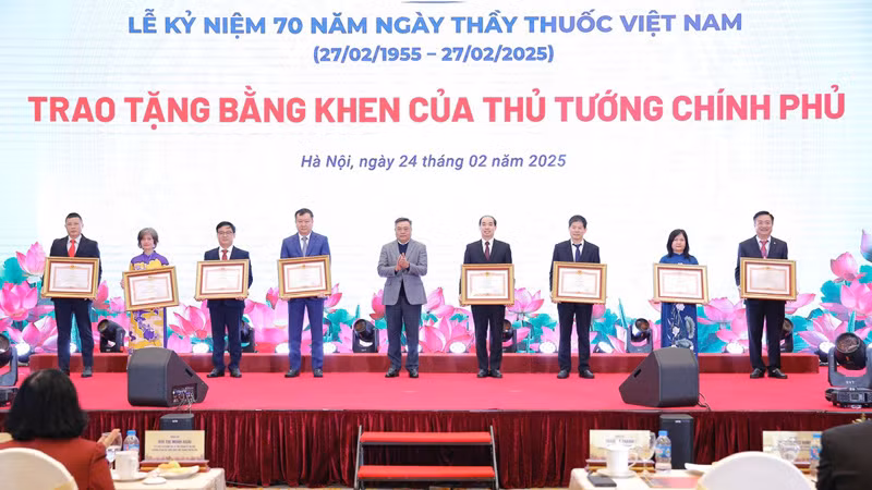 Chủ tịch UBND thành phố Hà Nội Trần Sĩ Thanh trao tặng Bằng khen của Thủ tướng Chính phủ cho các cán bộ y tế tại Lễ kỷ niệm. Chủ tịch UBND thành phố Hà Nội Trần Sĩ Thanh trao tặng Bằng khen của Thủ tướng Chính phủ cho các cán bộ y tế tại Lễ kỷ niệm.