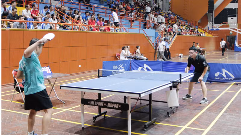 Các vận động viên tranh tài môn bóng bàn tại Hội khỏe Các vận động viên tranh tài môn bóng bàn tại Hội khỏe