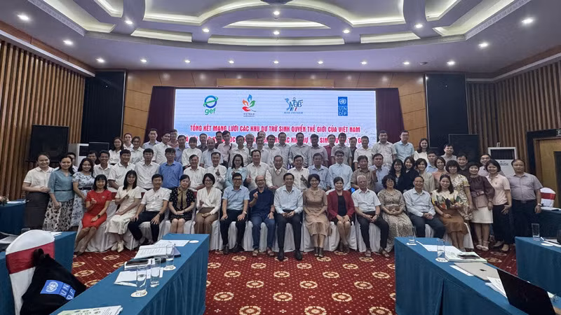 Các đại biểu chụp ảnh lưu niệm tại sự kiện.
