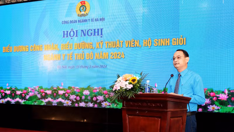 Chủ tịch Công đoàn ngành y tế Hà Nội Trịnh Tố Tâm phát biểu ý kiến tại hội nghị.