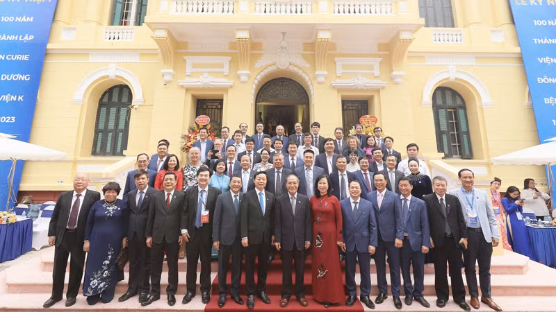 Các đại biểu chụp ảnh lưu niệm tại Lễ kỷ niệm. Các đại biểu chụp ảnh lưu niệm tại Lễ kỷ niệm.