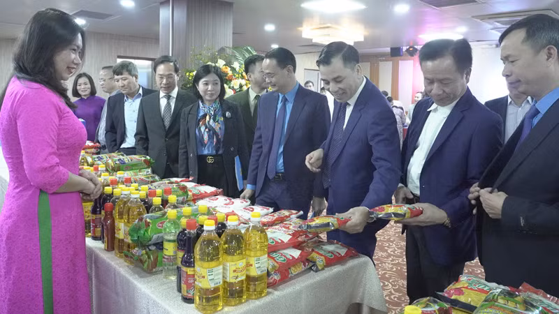 Các đại biểu tham gia các gian hàng tại Siêu thị "0" được bày bán trong khuôn viên của hội nghị.