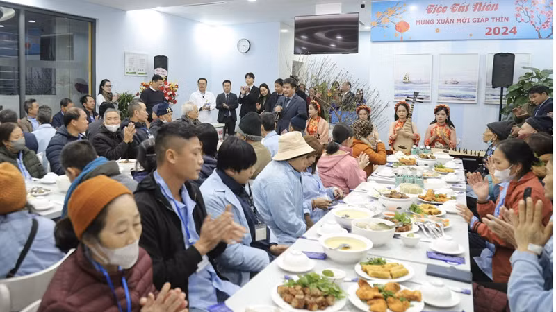 Bệnh nhân quây quần bên mâm cơm Tất niên. Bệnh nhân quây quần bên mâm cơm Tất niên.