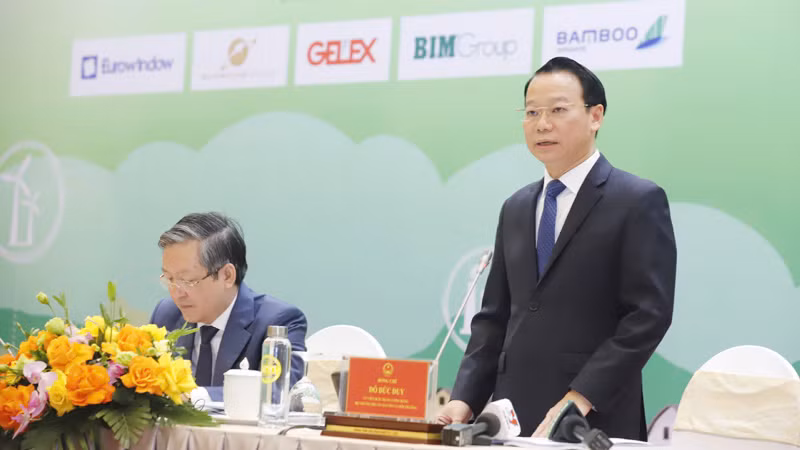 Bộ trưởng Tài nguyên và Môi trường Đỗ Đức Duy trao đổi với các đại biểu tại Diễn đàn. Bộ trưởng Tài nguyên và Môi trường Đỗ Đức Duy trao đổi với các đại biểu tại Diễn đàn.