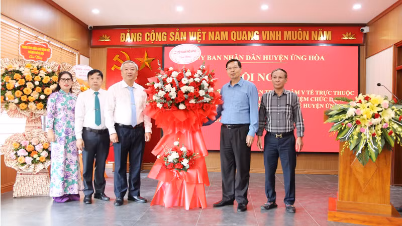 Lãnh đạo Sở Y tế Hà Nội trao tặng lẵng hoa chúc mừng đến Ban Giám đốc Trung tâm Y tế Ứng Hòa